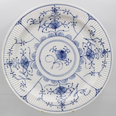 Auktion 350<br>gr. Teller,  wohl Rauenstein, Strohblume und Stabrippen, D-37cm [1]