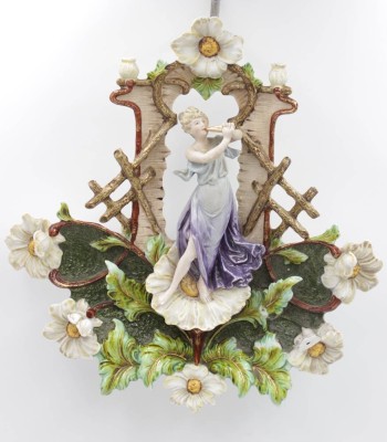 Auktion 350<br>Wand-Figur um 1900, nur Nr. 919, bemalt, Flöte und 1x Blatt bestossen, H-25,5cm B-24,5cm [1]