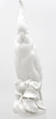 Auktion 350<br>Kakadu von KPM Berlin, Weißporzellan, 1x Blatt min. bestossen, H-25,3cm [1]