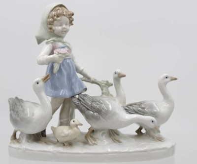 Auktion 350<br>Gänsemagd , Scheidig, Unterglasurfarben, H-19c, B-21,5cm [1]