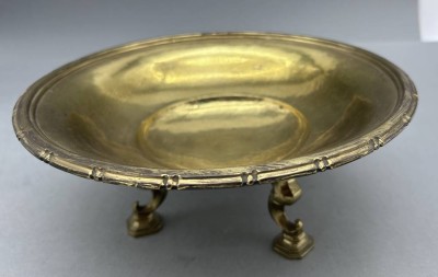 Auktion 350<br>schwere Messingschale auf drei Füsschen, H-10 cm, D-23 cm [1]