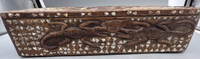 Auktion 350<br>Holzkasten mit Perlmutt-Einlagen uind b eschnitzt mit Wildtieren, Afrika, H-10 cm, B-39 cm, T-8 cm [1]
