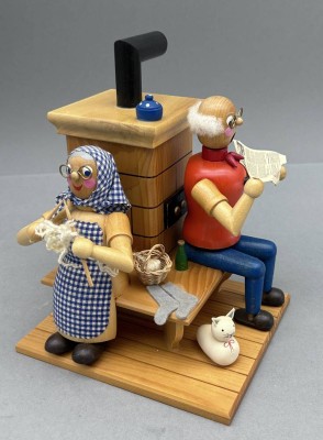 Auktion 350<br>Erzgebirge Räuchermännchen, Oma und Opa auf Ofenbank, H-20 cm, 16x16 cm, Pfeife fehlt [1]