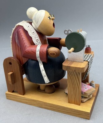 Auktion 350<br>Erzgebirge Räuchermännchen, Oma an Nähmaschine, H-17 cm, 9x16 cm [1]