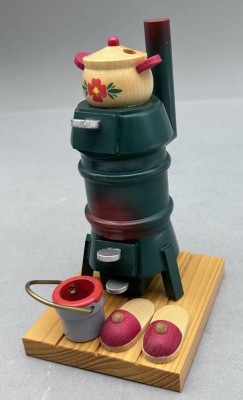 Auktion 350<br>Erzgebirge Räuchermännchen, Kanonenofen mit Eimer, H-16 cm [1]