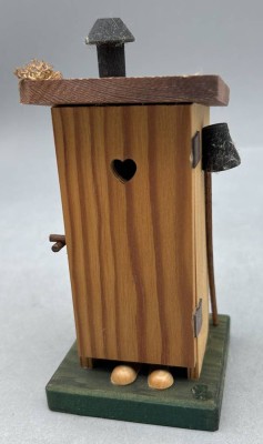 Auktion 350<br>Erzgebirge Toilrettenhäuschen als Räucherkegel-Halter, H-15 cm [1]