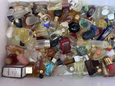 Auktion 350<br>94 Mini Fläschchen Parfum etc, unterschiedliche Hersteller und Füllung, manche orig. gefüllt [1]