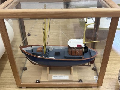 Auktion 364<br>Kl. Modellvitrine mit Husumer Granat-Kutter, 29x32x16 cm [1]