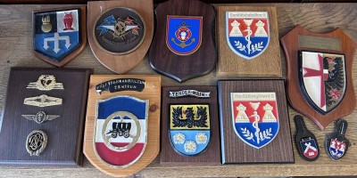 Auktion 350<br>9x div. Wappen militärischer Verbände und Schiffe auf Holz, 2 Kleinabzeichen [1]