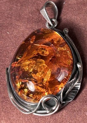Auktion 350<br>grosser Bernstein-Anhänger in Silberfassung, 4,5x3 cm, 21,6 gr. [1]