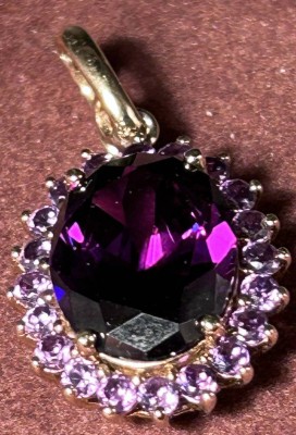 Auktion 350<br>Silber-925- Anhänger, dkl. lila Center-Stein,  vergoldet, L- mit Öse  3,5 cm, 7 gr. [1]