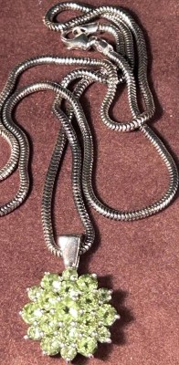 Auktion 350<br>Schlangenhalskette mit Anhänger, grüne Steine, beide Silber-925-, L-ca. 48 cm, Anhänger  D-1,6 cm, 12 gr. [1]
