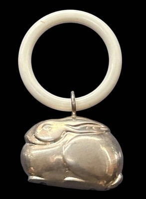 Auktion 350<br>Baby Beissring mit versilberten Häschen, H-8 cm, D-5 cm [1]
