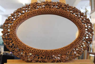 Auktion 350<br>ovaler Wandspiegel, wohl Asian, geschnitzter Holzrahmen, 48 x 65cm [1]