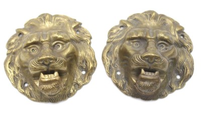 Auktion 350<br>Paar Applikationen, Löwenköpfe, wohl Messing, je ca. D-9cm [1]
