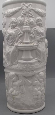 Auktion 350<br>hohe weisse Zylindervase mit Putt-Fries, H.50 cm, D-20 cm [1]