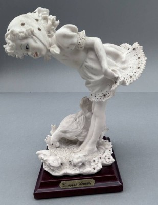 Auktion 350<br>G. Armani-Figur, Mädchen mit Huhn und Küken, auf Holzsockel, Florence, H-17 cm [1]