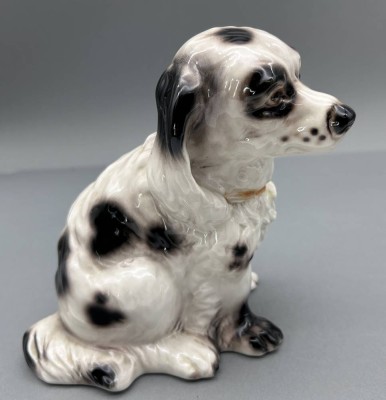 Auktion 350<br>sitzender Hund, undeutlich gemarkt, H-17 cm [1]