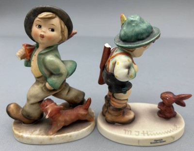 Auktion 364<br>2x Hummel-Figuren, Jäger und Wanderbursche mit Hund bzw. Hasen, beide beschädigt, H-ca. 12 und 13 cm [1]
