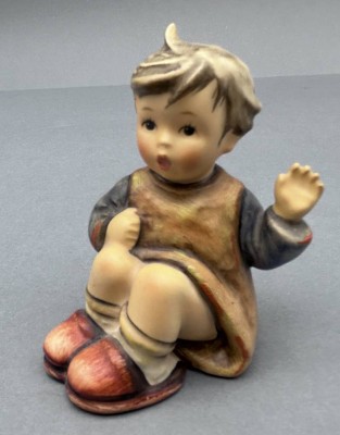 Auktion 350<br>kl. Hummelfigur, sitzendes, winkendes Mädchen, H-7,5 cm [1]