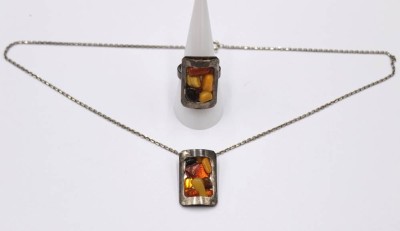 Auktion 351<br>Set, Kette mit  Anhänger und Ring, je mit Bernsteinbesatz, 925er Silber, 14,8gr., L-44cm Anh. 2,5cm, RG 58 [1]