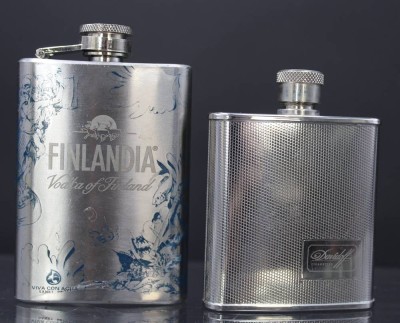 Auktion 351<br>2x div. Flachmänner mit Werbeaufschrift, Finlandia und Davidoff, ca. H-10,3cm und 8,8cm [1]