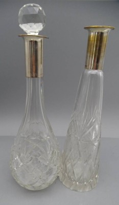 Auktion 351<br>2x Kristall-Karaffen mit plated Hals, ohne orig. Stöpsel, H-ca. 33 cm [1]