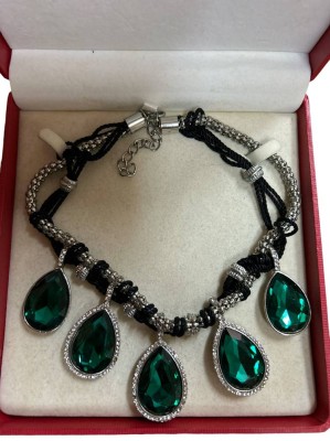 Auktion 351<br>Strass-Collier mit 5 grossen, grünen Glassteinen  in Kasten, L-40 cm [1]