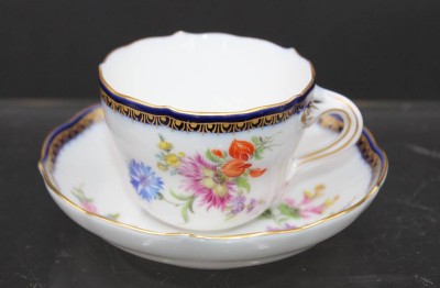 Auktion 351<br>Mokka-Tasse mit U.T., Meissen, Schwertermarke, 1. Wahl, Streublümchen und Kobalt,  Tasse leider geklebt, ca. H-4,9cm [1]