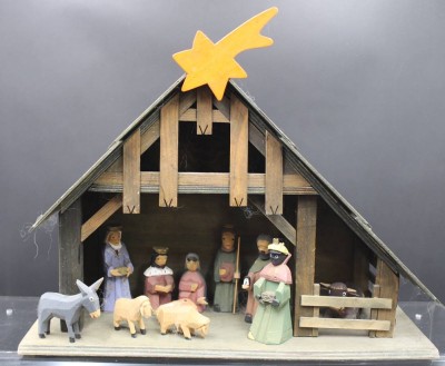 Auktion 351<br>moderne Weihnachts-Krippe, 11 Figuren anbei, Handarbeit, Haus H-35cm B-43cm T-18cm [1]