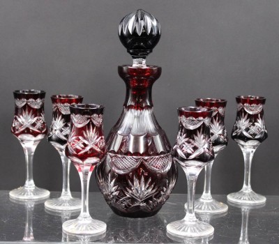 Auktion 351<br>Likörkaraffe, rot überfangen mit 6 passenden Gläsern, Karaffe H-22cm u. H-ca. 12,2cm [1]