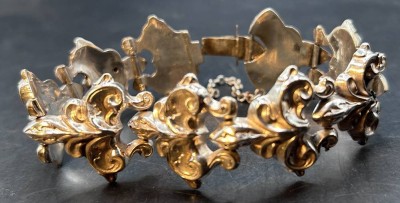 Auktion 351<br>Biedermeier-Armband um 1850, 13 lötiges Silber und Stadtpunze, lange Sicherheitskette, L-ca. 20 cm, 26,5 gr. [1]