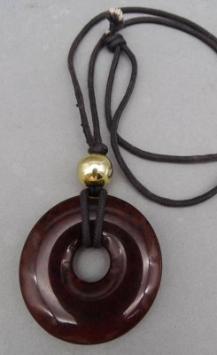 Auktion 351<br>Stoffkette mit Bernstein-Anhänger, D-4,5 cm [1]