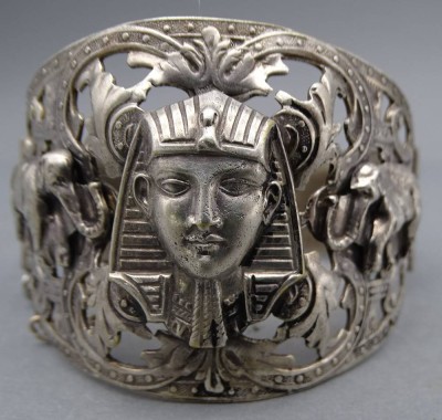 Auktion 351<br>breiter Silber-Armreif mit ägyptischen Motiven, H-max. 5 cm, 42,4 gr. [1]