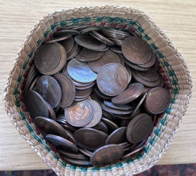 Auktion 351<br>kl. Korb voller Kupfermünzen, hpts. engl. Penny, ca. 2,3 kg. [1]