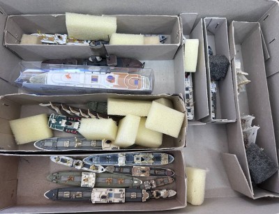 Auktion 351<br>ca. 30 Metall Modellschiffe, Wiking und andere, eigie gr. Stücke anbei, tw. original Kartons [1]