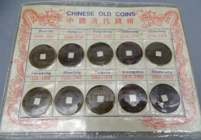 Auktion 351<br>10 alte chinesische Münzen in Display [1]