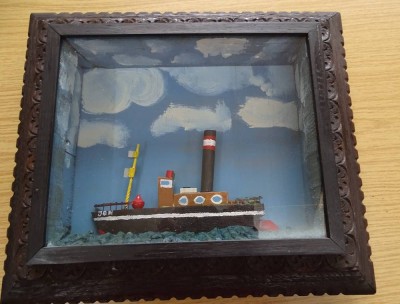 Auktion 364<br>kl. Dampfschiffmodell in beschnitzten, schweren Rahmen/Glas, RG 33x37 cm, Tiefe 8 cm [1]