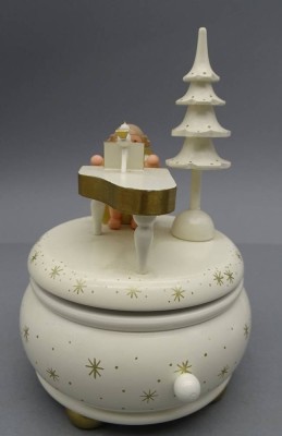 Auktion 351<br>Erzgebirge Weihnachtsspieluhr mit Flügel, Werk läuft, H-17 cm, D-13 cm [1]