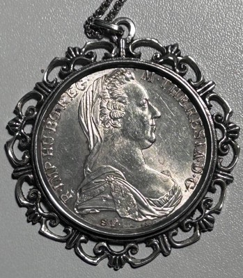 Auktion 356<br>gr. Münzanhänger , Maria Theresientaler mit Silber-835- Fassung und Kette, zusammen 44,4 gr. [1]