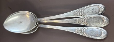 Auktion 351<br>3 Teelöffel, Silber-800- mit  Ziermonogramm, zus. 37 gr. [1]
