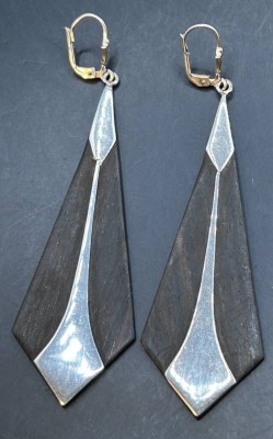 Auktion 369<br>Paar lange Ohrhänger, Silber-925- und Holz, L-ca. 9 cm [1]