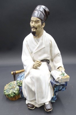 Auktion 351<br>sitzender Chinese, Porzellan bemalt, H-21 cm, China [1]
