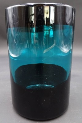 Auktion 351<br>Kunstglasvase, wohl Finland, H-16 cm, D-10 cm [1]