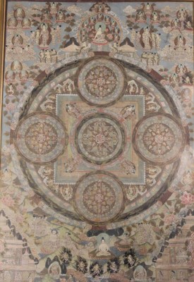 Auktion 351<br>Mandala , Buddha hält Lotusblüte als Zeichen der Erleuchtung wohl 19.Jahrhundert . [1]