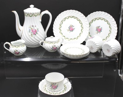 Auktion 352<br>Restservice, Haviland Limoges, Rosenbemalung u. Goldzier, Kaffeekern, 3x Tassen, 4x U.T., 2x Kuchenteller, H-21,5cm Tassen H-5,2cm [1]