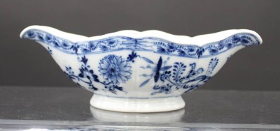 Auktion 352<br>Sauciere um 1900, Zwiebelmuster, Szeptermarke, Teichert ?, H-7,5cm B-23cm [1]
