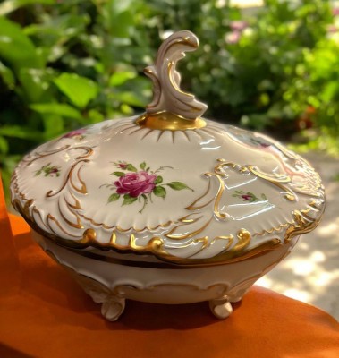 Auktion 352<br>grosse Bonbonniere mit Rosendekor, handbemalt 