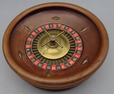 Auktion 352<br>alter Holz-Roulette-Kessel, H-8 cm, D-20 cm, funktionstüchtig [1]