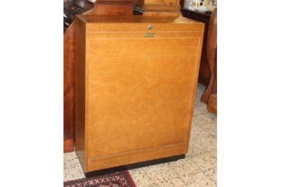 Auktion 372<br>Büro-/Rollschrank, wohl 60/70er Jahre, Hakenriegelschloss, Gebrauchsspuren, H-106cm B-80cm T-35cm. [1]